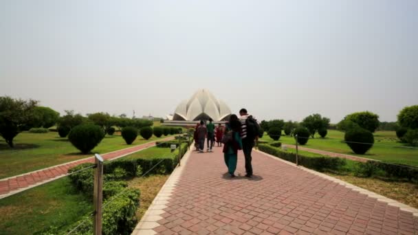 Baha'i tempel, känd som Lotus templet. — Stockvideo