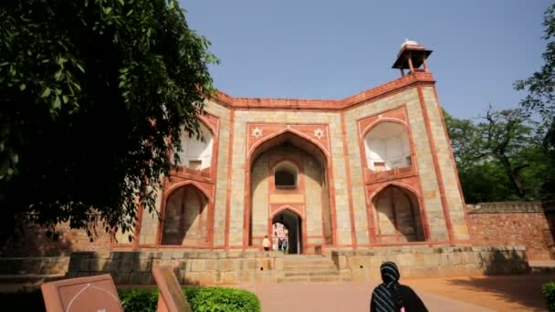 Vista de las puertas principales de la Tumba de Humayun . — Vídeo de stock