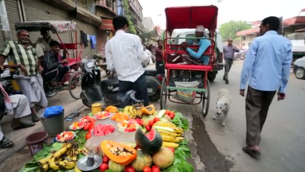 Pouliční prodejce Prodáváme ovoce. — Stock video