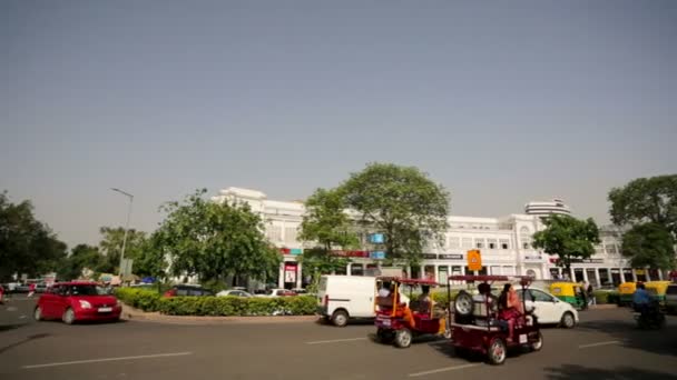 Connaught Place och bilar — Stockvideo