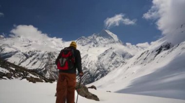 Himalaya Dağları'nda uzun yürüyüşe çıkan kimse
