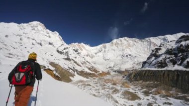 Himalaya Dağları'nda uzun yürüyüşe çıkan kimse