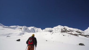 Himalaya Dağları'nda uzun yürüyüşe çıkan kimse