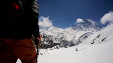Himalaya Dağları'nda uzun yürüyüşe çıkan kimse