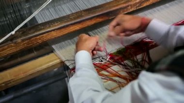 Weaver çalışma el dokuma Atölyesi'nde