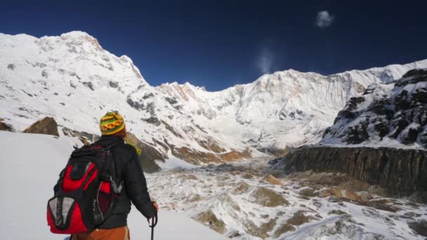 Турист в Гималаях — стоковое видео