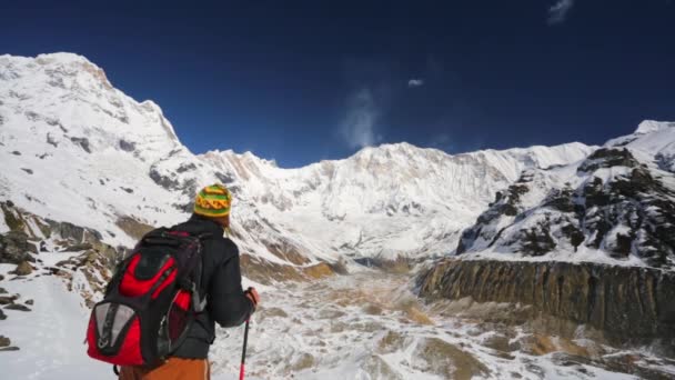 Wandelaar in bergen van de Himalaya — Stockvideo