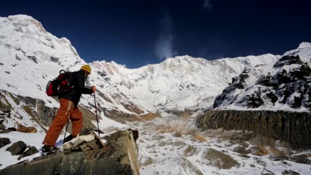 Wandelaar in bergen van de Himalaya — Stockvideo