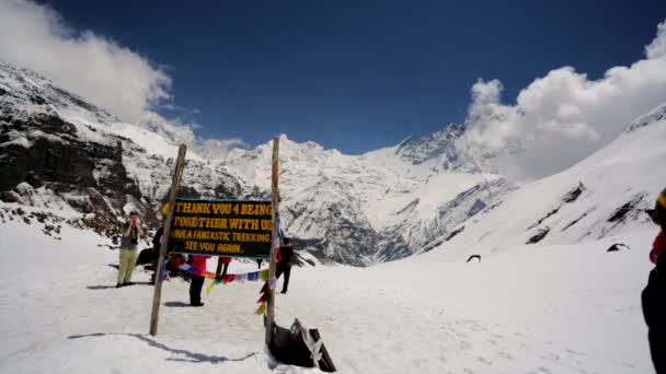 Människor på Annapurna base — Stockvideo