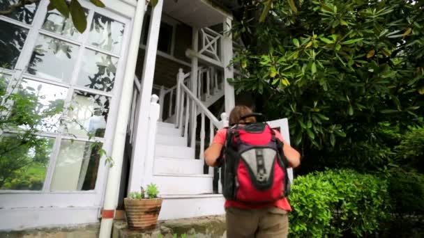 Homem visita casa-museu — Vídeo de Stock