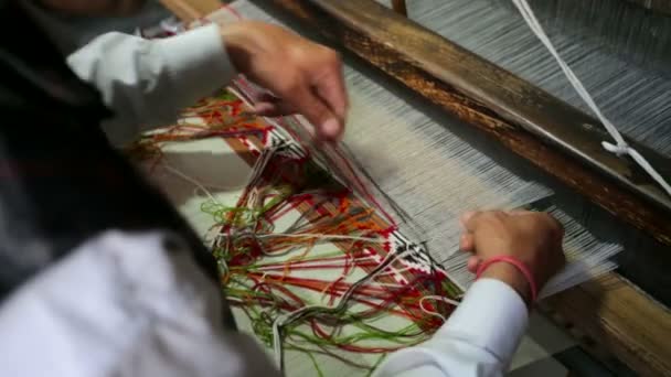 Рабочий ручной ткацкий станок в мастерской — стоковое видео