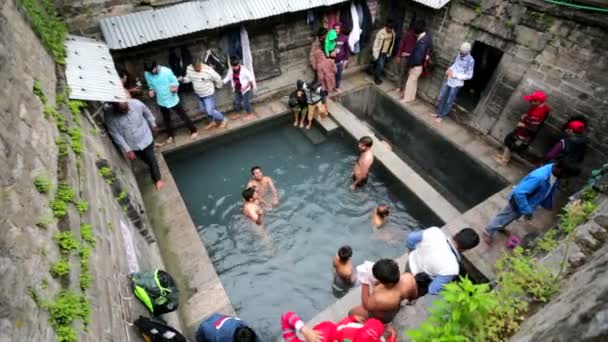 Mensen nemen Baden in Vashisht tempel. — Stockvideo