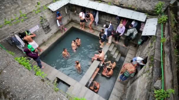 Människor ta bad inne Vashisht templet. — Stockvideo