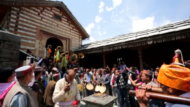 Ceremonia dentro del Templo Vashisht . — Vídeo de stock