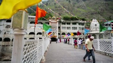 İnsanlar Lord Shiva tapınağı ziyaret edin..