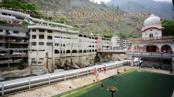 Muelles termales de Manikaran — Vídeo de stock