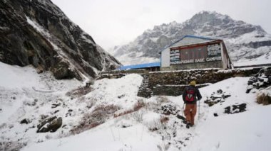 Himalaya dağlarında yürüyüş