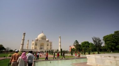 İnsanlar Tac Mahal'i ziyaret.