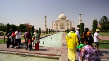 İnsanlar Tac Mahal'i ziyaret.