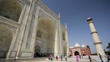 İnsanlar Tac Mahal'i ziyaret.