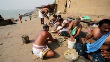 Erkekler gıda hazırlama