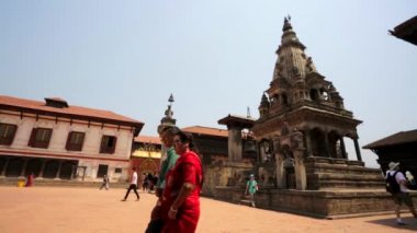 İnsanlar ünlü Durbar Meydanı