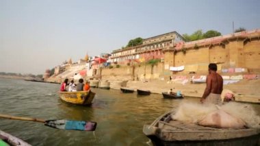 Ganj Nehri tekneleri ve kutsal ghats ile.
