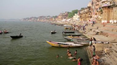 Ganj Nehri tekneleri ve kutsal ghats ile.