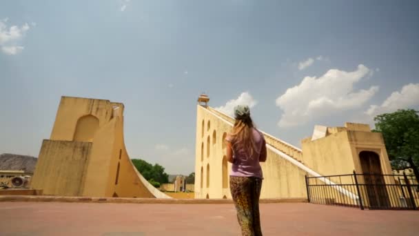 Kadın turist ziyaret astronomik Gözlemevi (Jantar Mantar) — Stok video