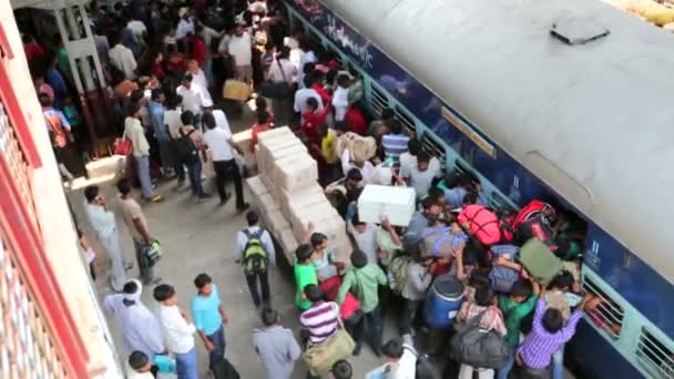 Mensen op het treinstation New Delhi. — Stockvideo