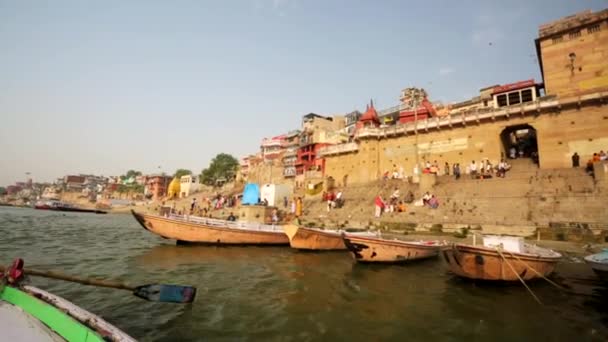 Ganges River mit den Booten und heiligen Ghats. — Stockvideo