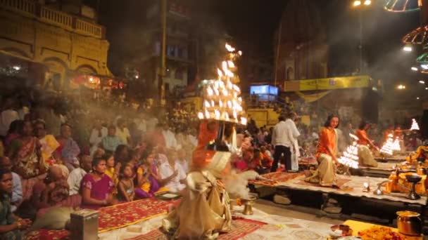 Rituale di Ganga Aarti (puja di fuoco ) — Video Stock