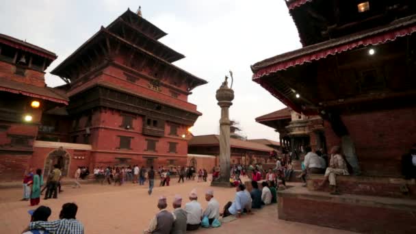 Mensen in het beroemde Durbar Square — Stockvideo