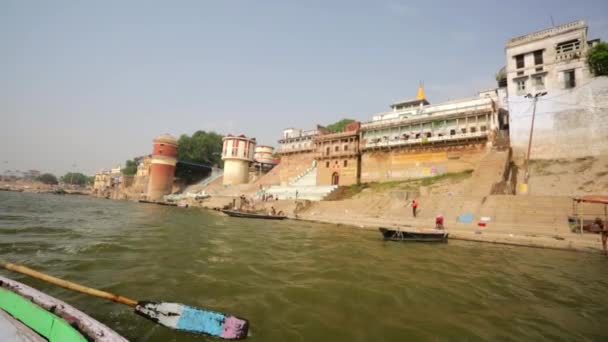 Ganges River mit den Booten und heiligen Ghats. — Stockvideo