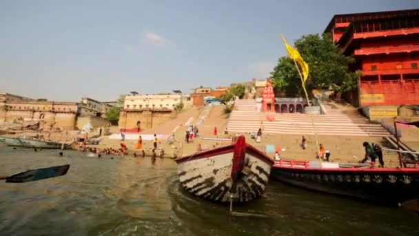 Río Ganges con los barcos y ghats sagrados . — Vídeos de Stock