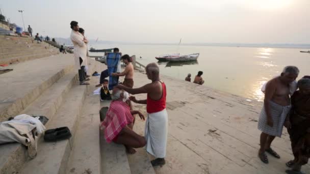 Ποταμός του Γάγκη με τις βάρκες και τα ιερά ghats. — Αρχείο Βίντεο