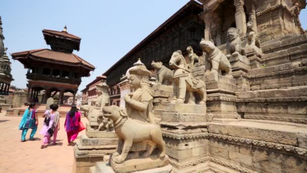 Mensen in het beroemde Durbar Square — Stockvideo