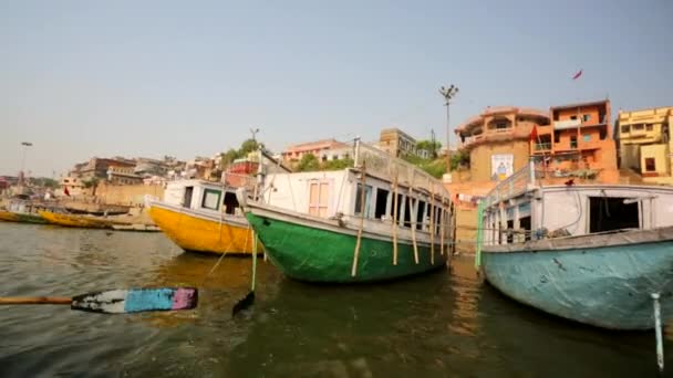 Río Ganges con los barcos y ghats sagrados . — Vídeos de Stock