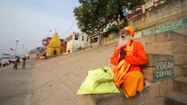 Sadhu at the ghats — Stock Video