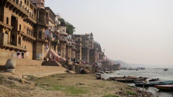 Ganges River mit den Booten und heiligen Ghats. — Stockvideo