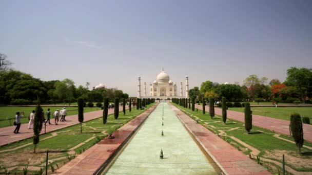 Personas que visitan el Taj Mahal . — Vídeo de stock