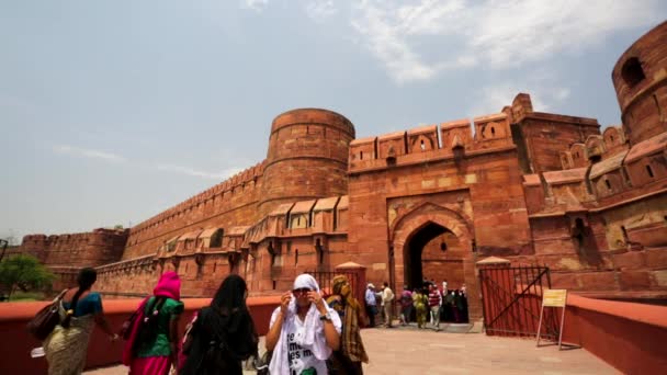 Los turistas visitan el Fuerte Agra . — Vídeos de Stock