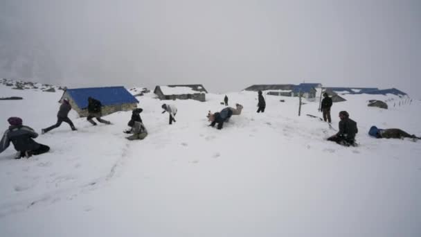 Young people playing snowballs — Stock Video