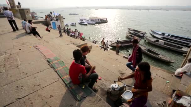 Ποταμός του Γάγκη με τις βάρκες και τα ιερά ghats. — Αρχείο Βίντεο