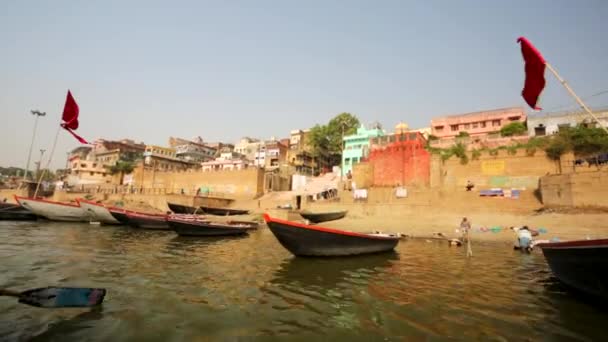 Río Ganges con los barcos y ghats sagrados . — Vídeo de stock