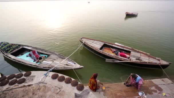 Ganj Nehri tekneleri ve kutsal ghats ile. — Stok video