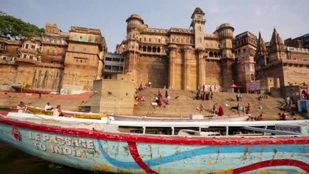 Rio Ganges com os barcos e ghats sagrados . — Vídeo de Stock