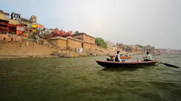 ボートと神聖なガート ガンジス川. — ストック動画