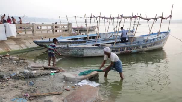 Ινδική άνθρωποι πλένουν τα ρούχα στο ποτάμι — Αρχείο Βίντεο