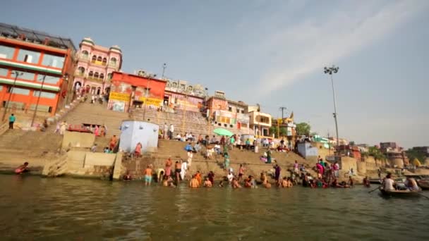 Rzeka Ganges z łodzi i święte Ghaty. — Wideo stockowe